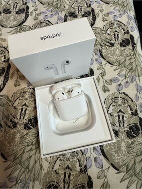 Apple White Wireless Earbuds with Charging Case